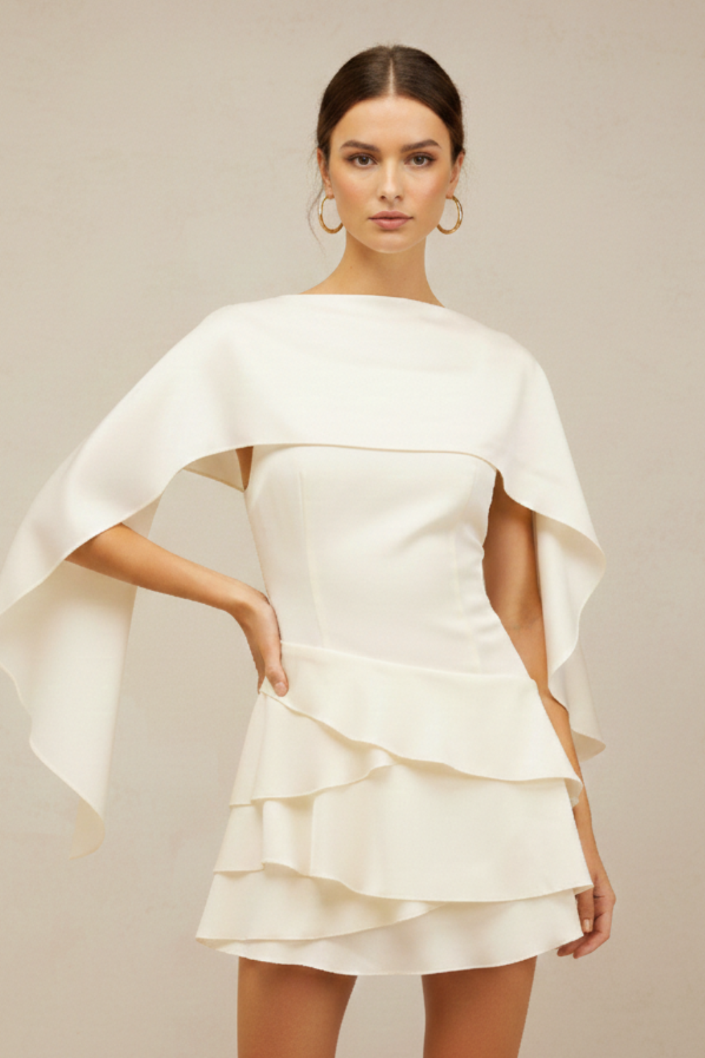 Robe Mini Femme Blanche Cape Superposée – Corsage Structuré Jupe Volants