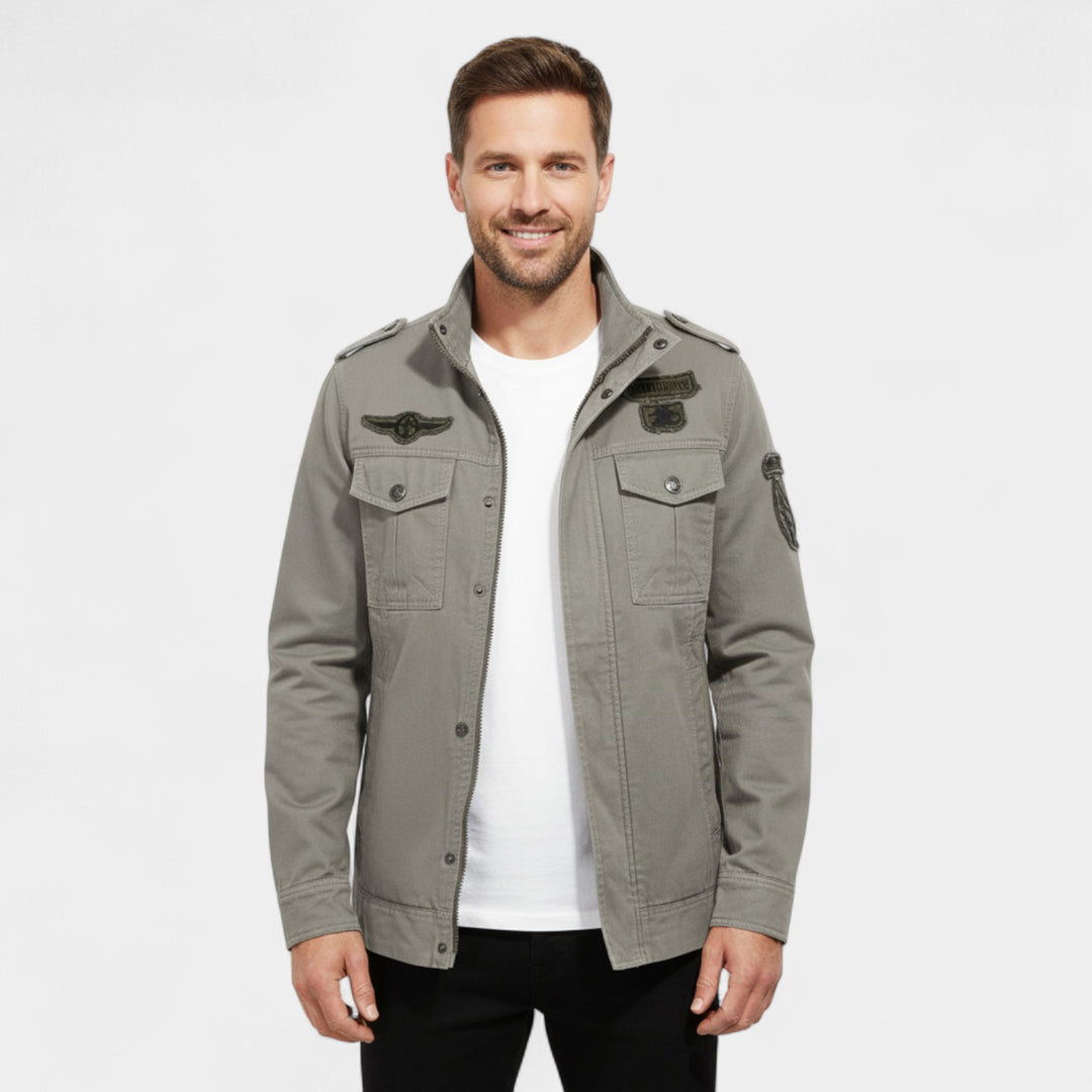 Riche | Herren-Cargojacke aus Baumwolle im Militärstil – robust, raffiniert, alltagstauglich