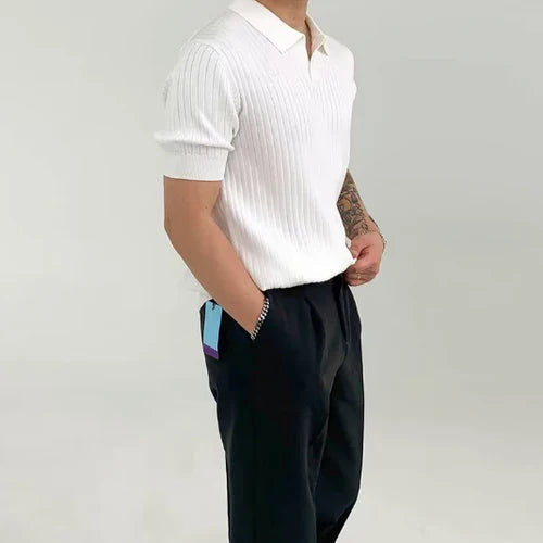 Polo Homme en Maille Côtelée – Détail Col V Manches Courtes