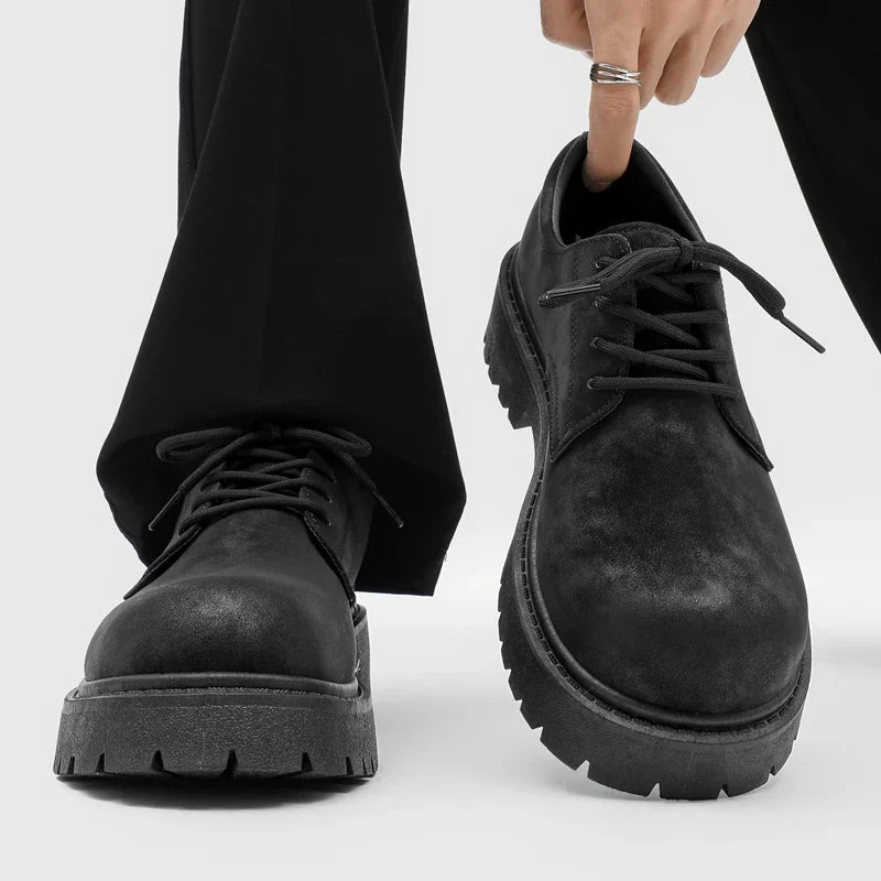 Herren-Lederschuhe mit dicken Schnürsenkeln – Erhöhte Sohle