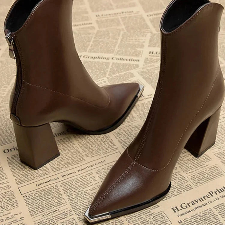 Damenstiefeletten aus Leder mit Fleecefutter und spitzer Zehenpartie – Hoher Absatz