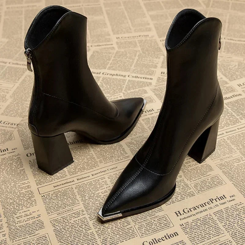 Damenstiefeletten aus Leder mit Fleecefutter und spitzer Zehenpartie – Hoher Absatz