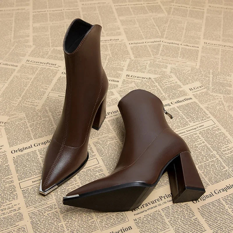 Damenstiefeletten aus Leder mit Fleecefutter und spitzer Zehenpartie – Hoher Absatz