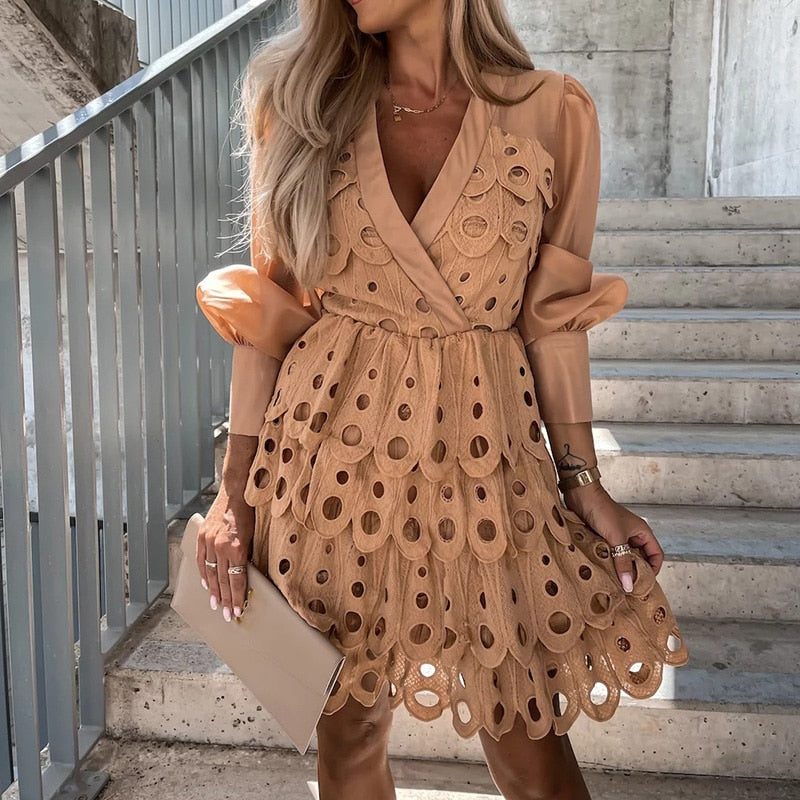 Robe Mini Femme Brodée – Manches Transparentes Coupe Évasée A-Line