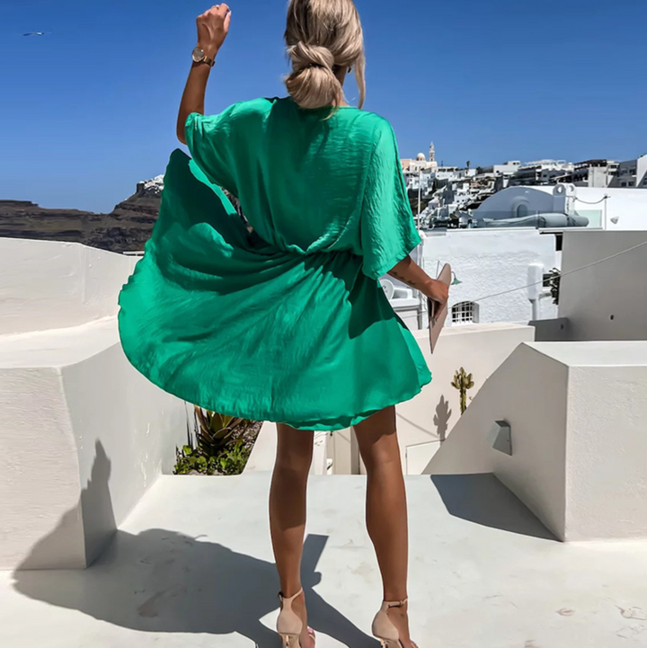 Robe Mini Satinée pour Femme – Col V Silhouette Fluide