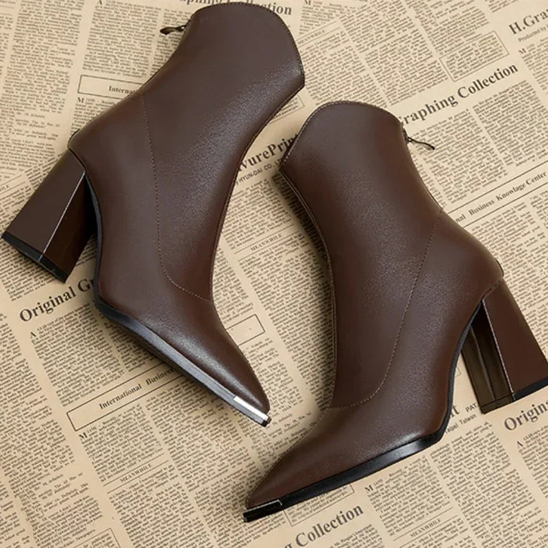 Damenstiefeletten aus Leder mit Fleecefutter und spitzer Zehenpartie – Hoher Absatz