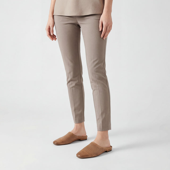 Damen-Pantoletten aus Leder – geschlossene Spitze, Standard-Passform