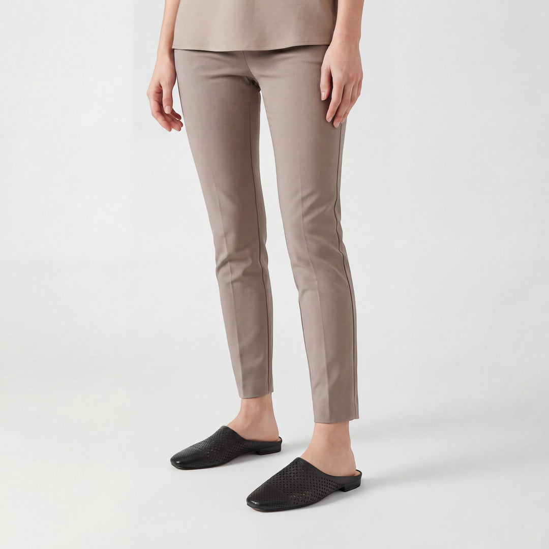 Damen-Pantoletten aus Leder – geschlossene Spitze, Standard-Passform