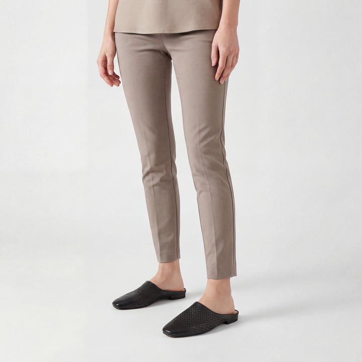 Damen-Pantoletten aus Leder – geschlossene Spitze, Standard-Passform