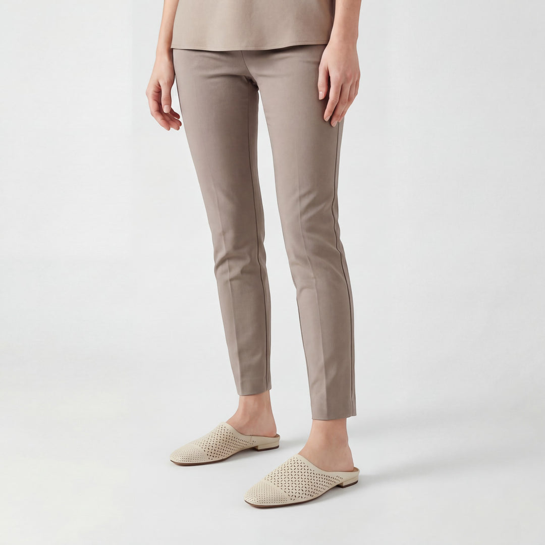 Damen-Pantoletten aus Leder – geschlossene Spitze, Standard-Passform