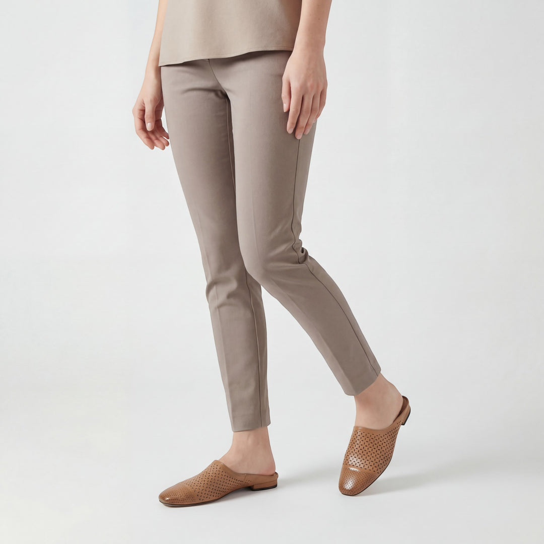 Damen-Pantoletten aus Leder – geschlossene Spitze, Standard-Passform
