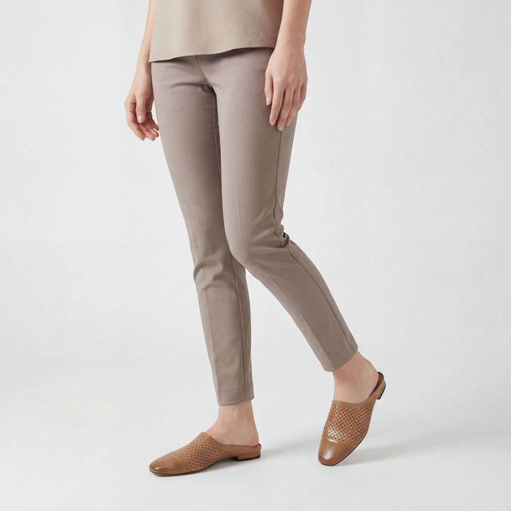 Damen-Pantoletten aus Leder – geschlossene Spitze, Standard-Passform