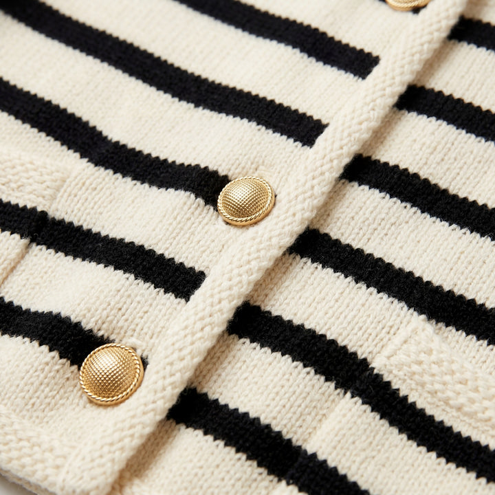 Kurze Strickjacke für Damen – Gestreift mit Knopfleiste