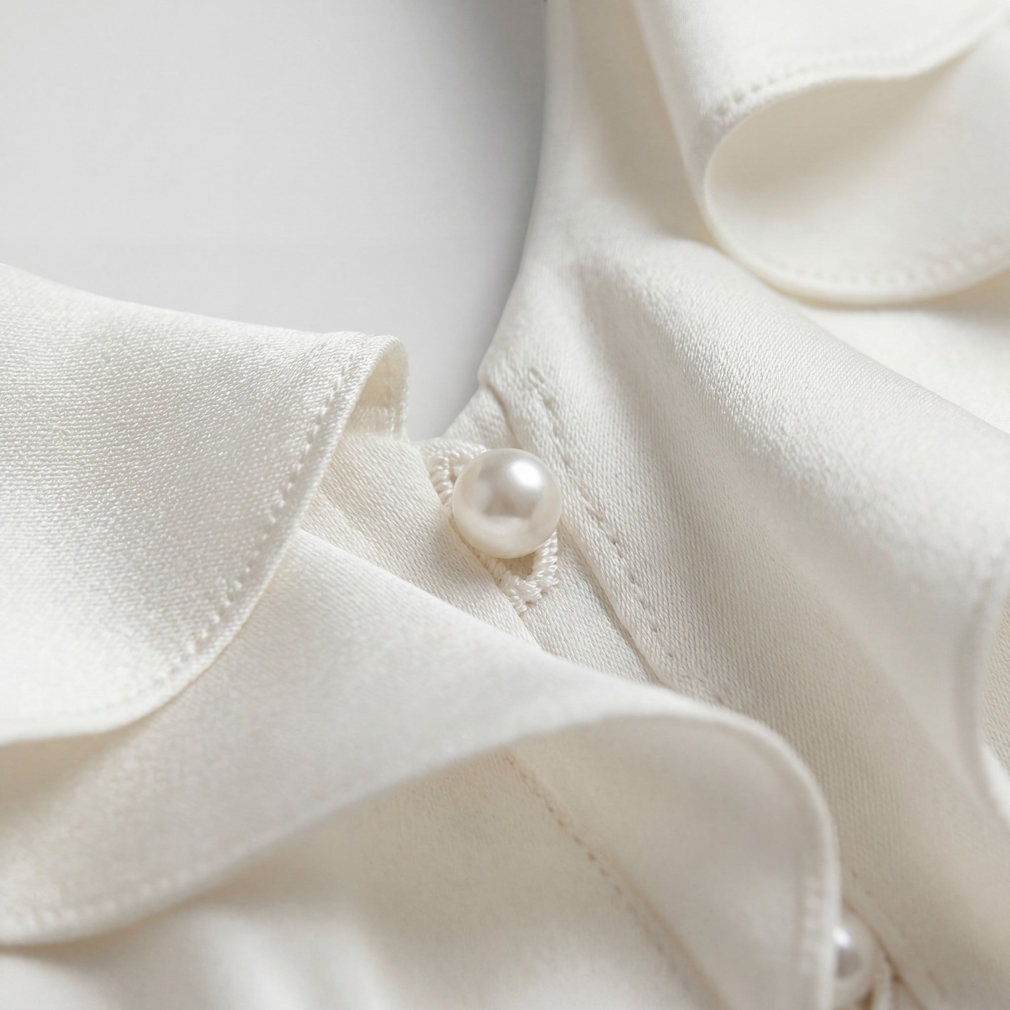 Robe midi femme en tissu – Détail col à volants