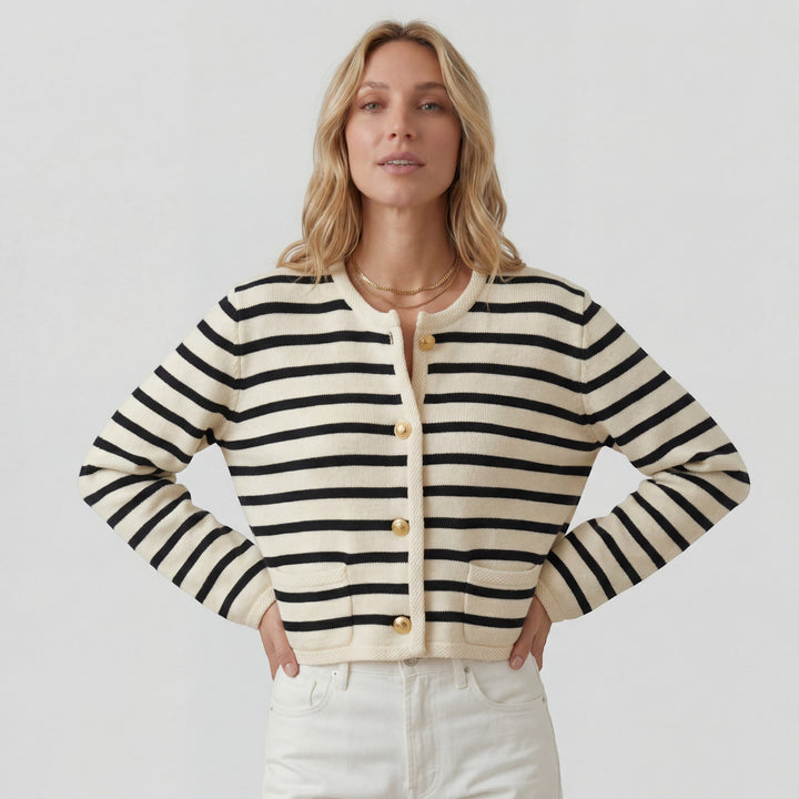 Kurze Strickjacke für Damen – Gestreift mit Knopfleiste