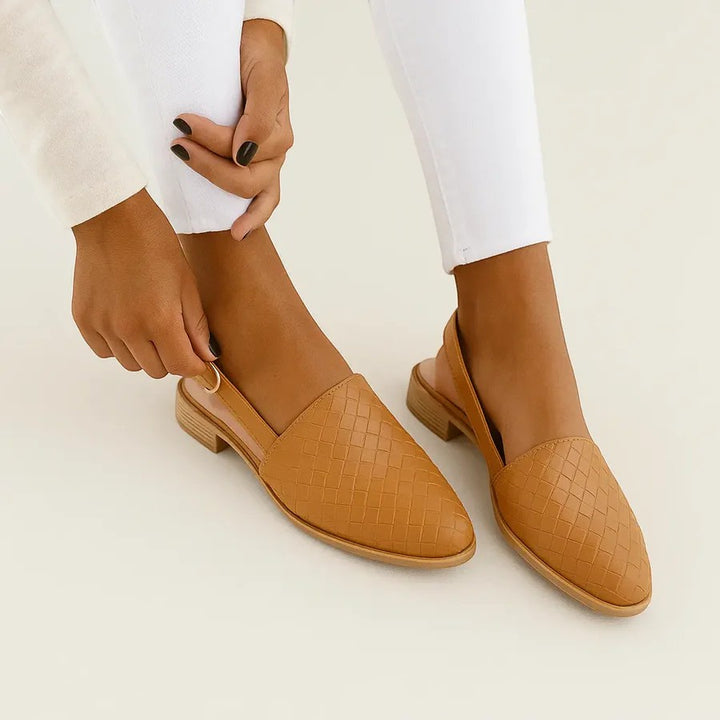Flache Slingback-Sandalen für Damen aus Leder – spitze Zehenpartie, Riemen mit Schnalle