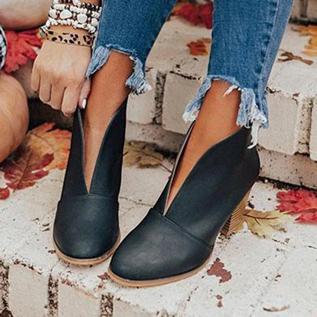 Damenstiefeletten aus Wildleder mit breitem Absatz – geflochtener Riemen mit Cut-out-Design