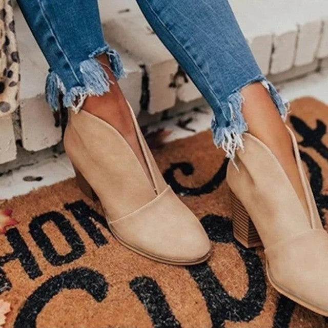 Damenstiefeletten aus Wildleder mit breitem Absatz – geflochtener Riemen mit Cut-out-Design