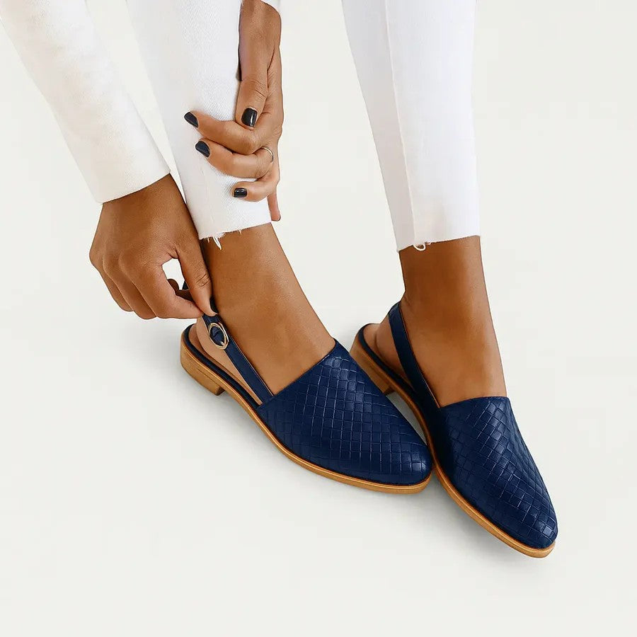 Flache Slingback-Sandalen für Damen aus Leder – spitze Zehenpartie, Riemen mit Schnalle
