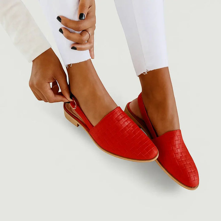 Flache Slingback-Sandalen für Damen aus Leder – spitze Zehenpartie, Riemen mit Schnalle