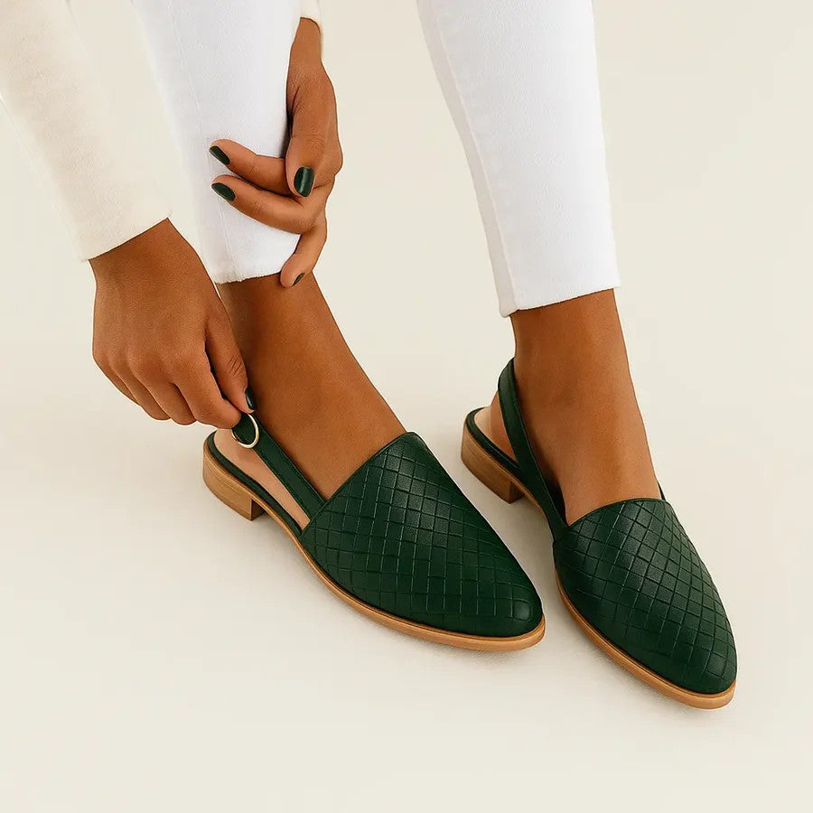 Flache Slingback-Sandalen für Damen aus Leder – spitze Zehenpartie, Riemen mit Schnalle