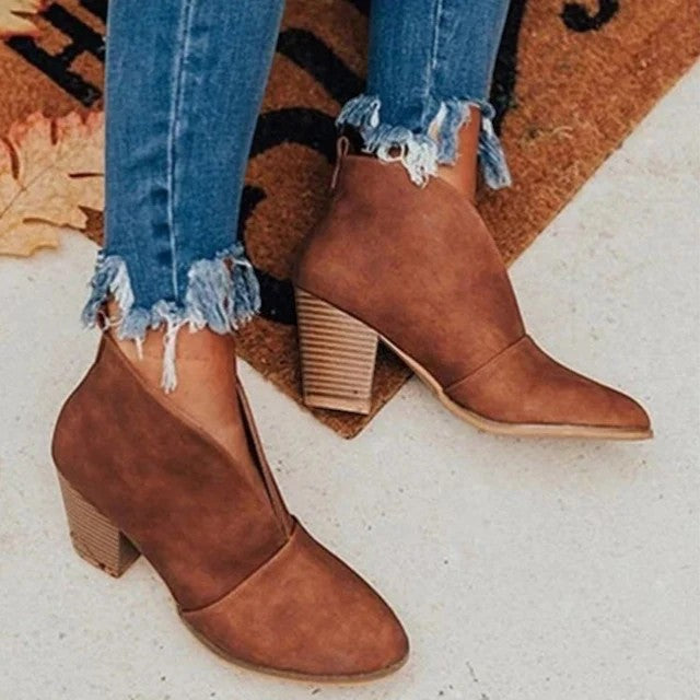 Damenstiefeletten aus Wildleder mit breitem Absatz – geflochtener Riemen mit Cut-out-Design