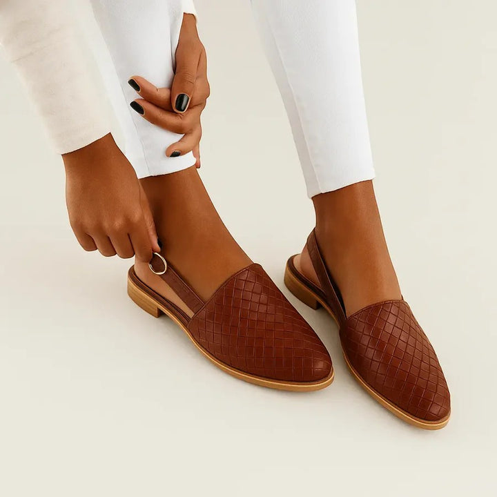 Flache Slingback-Sandalen für Damen aus Leder – spitze Zehenpartie, Riemen mit Schnalle