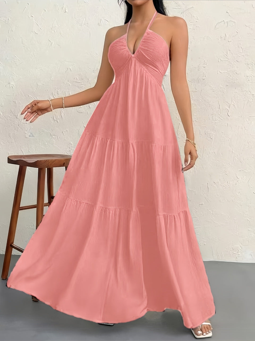 Langes Damenkleid mit rückenfreiem Ausschnitt – leicht plissiert, A-Linien-Schnitt, V-Ausschnitt