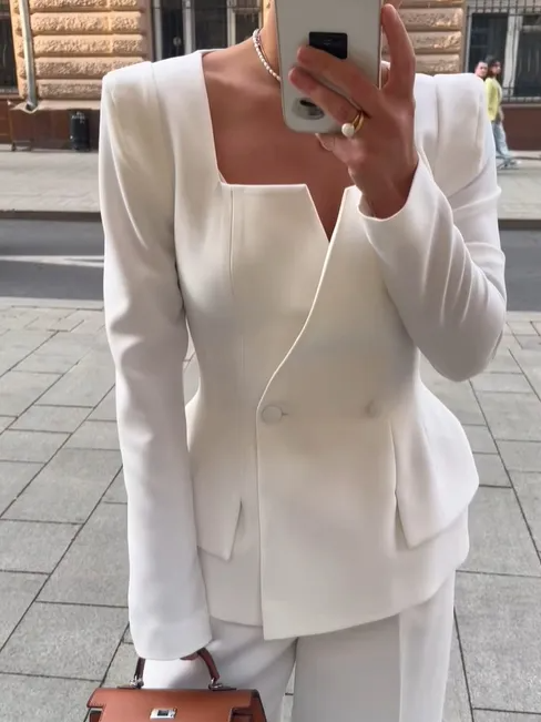 Blazer Femme Col Carré Coupe Ajustée – Structure Élégante Fermeture Deux Boutons