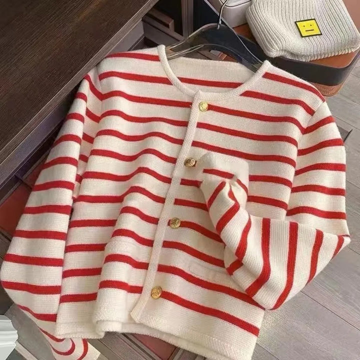 Kurze Strickjacke für Damen – Gestreift mit Knopfleiste