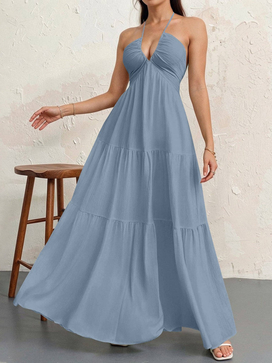 Langes Damenkleid mit rückenfreiem Ausschnitt – leicht plissiert, A-Linien-Schnitt, V-Ausschnitt